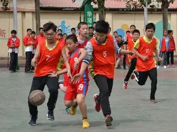 如何在篮球冬令营中加强体能训练?_1